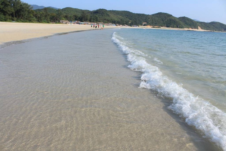 Bãi tắm Minh Châu - đảo Minh Châu Quan Lạn