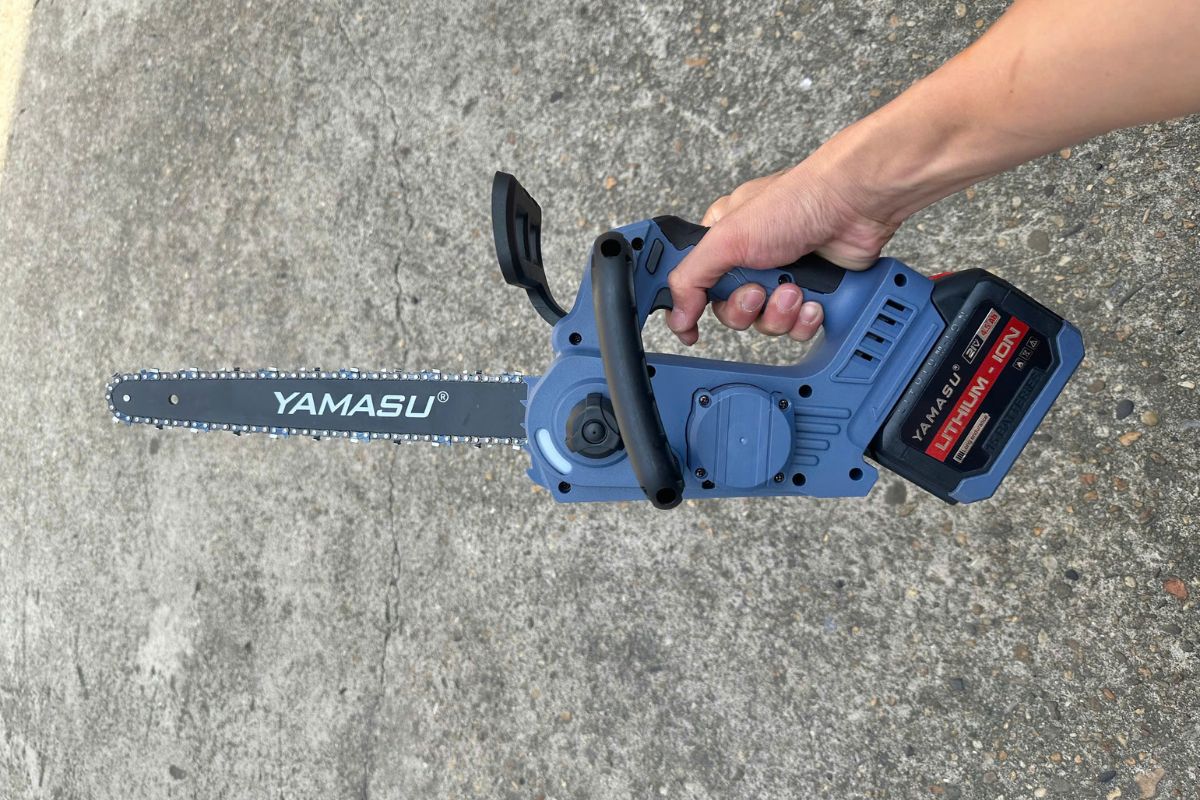 Mẹo giúp máy cưa xích pin bền hơn và an toàn hơn