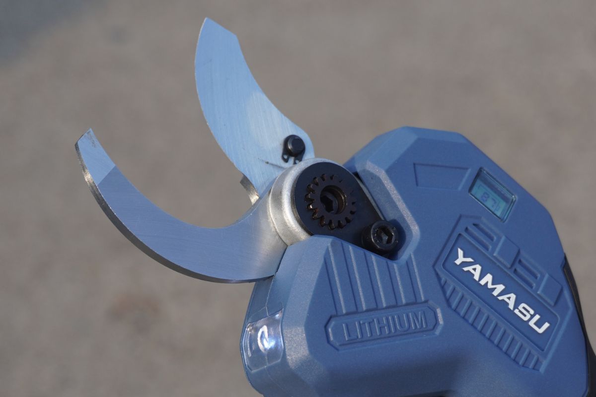 Mua kéo cắt cành pin chính hãng tại Yamasu
