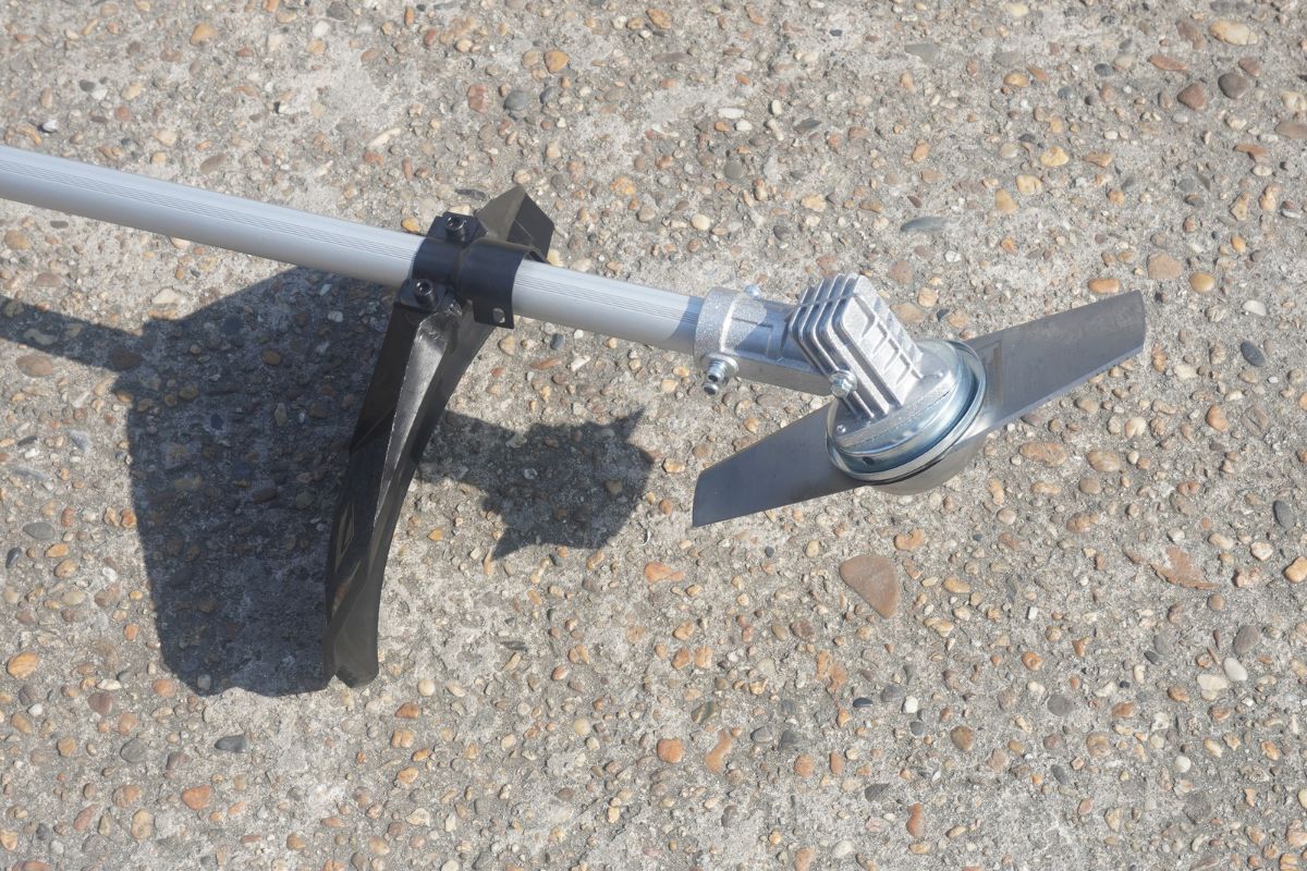 So sánh máy cắt cỏ pin và máy cắt cỏ chạy điện, xăng