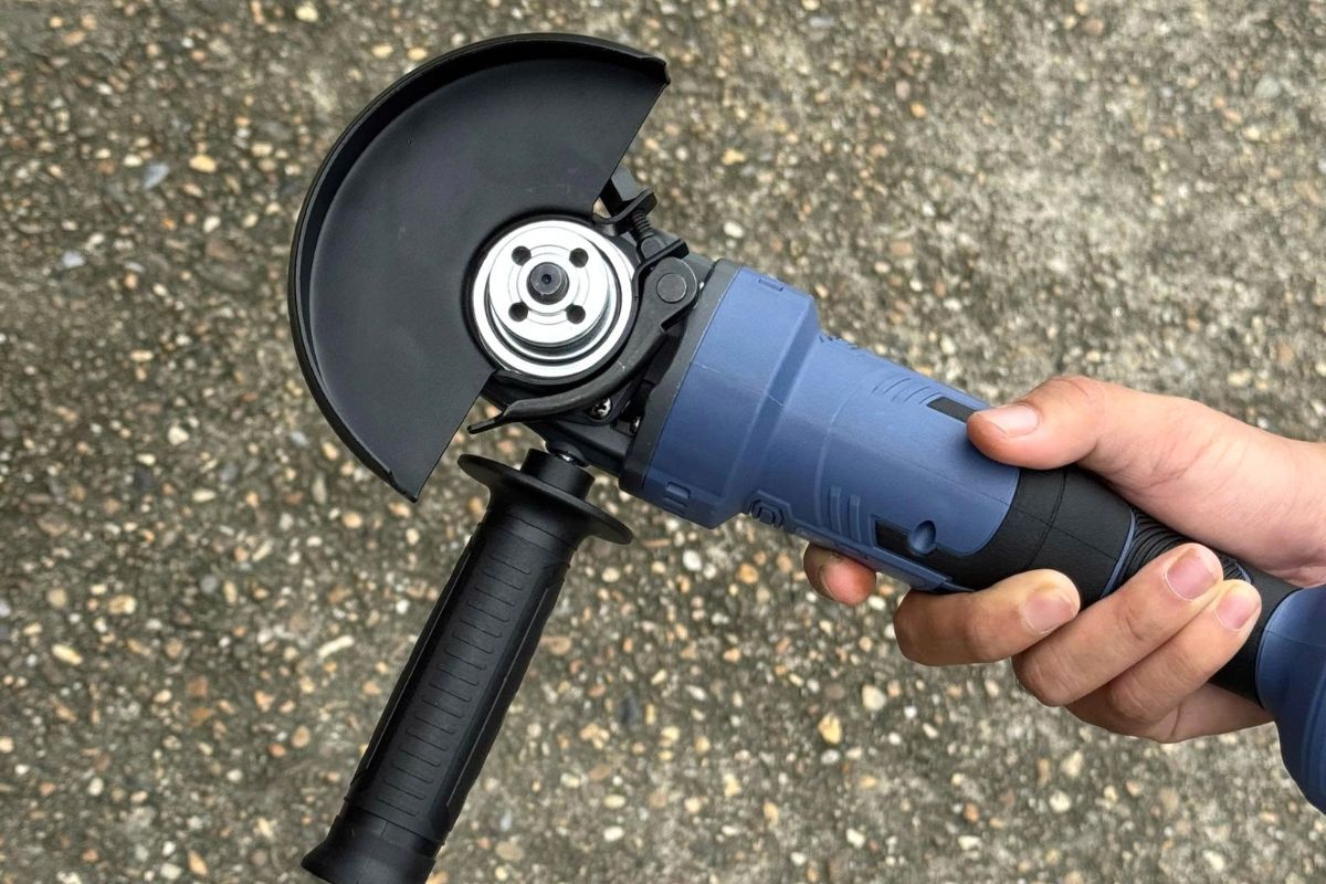 So sánh máy mài góc điện và máy mài góc pin