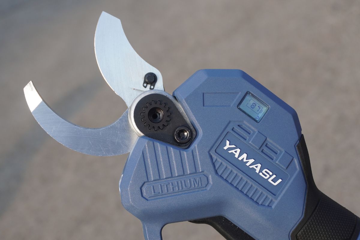 Ưu điểm khi sử dụng kéo cắt cành pin