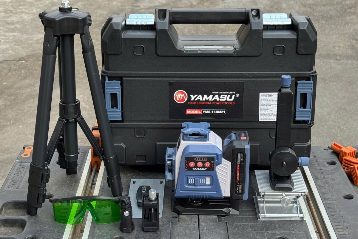 Vì sao cần vệ sinh máy cân bằng laser sau khi trải qua nhiều công trình?