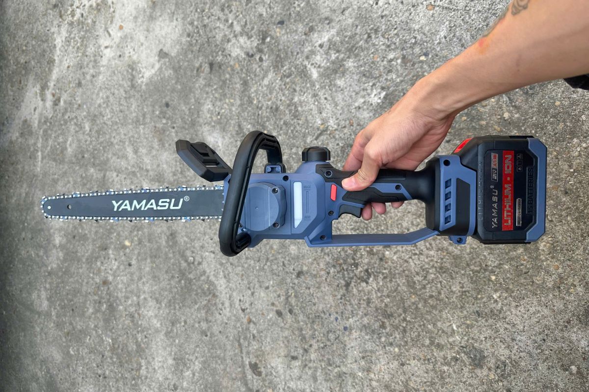 Xích bị khô dầu bôi trơn