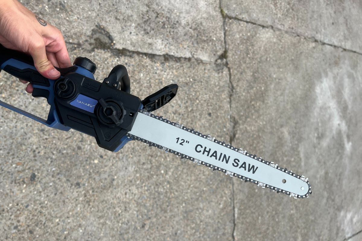 Xích bị tuột khi máy đang cắt