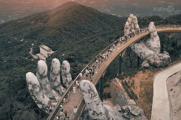 Cầu Vàng với bàn tay khổng lồ ở vườn Thiên Thai Đà Nẵng
