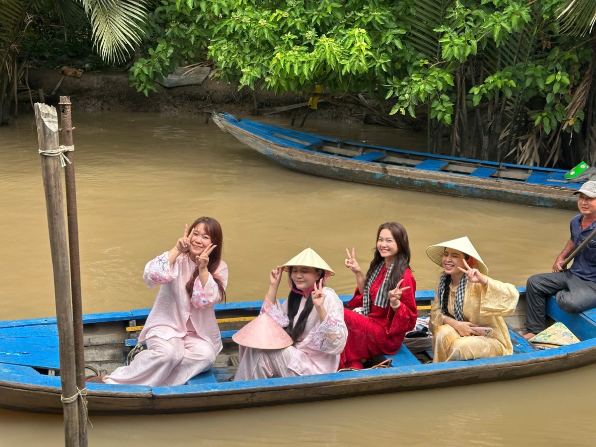 Chèo xuồng ba lá miền Tây ở cồn Thới Sơn: rạch dừa nước, trại ong