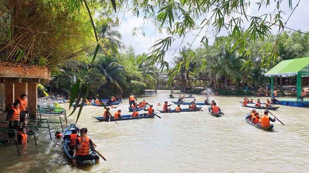 Trải nghiệm chèo thuyền tre - Hoạt động thú vị tại miền Tây