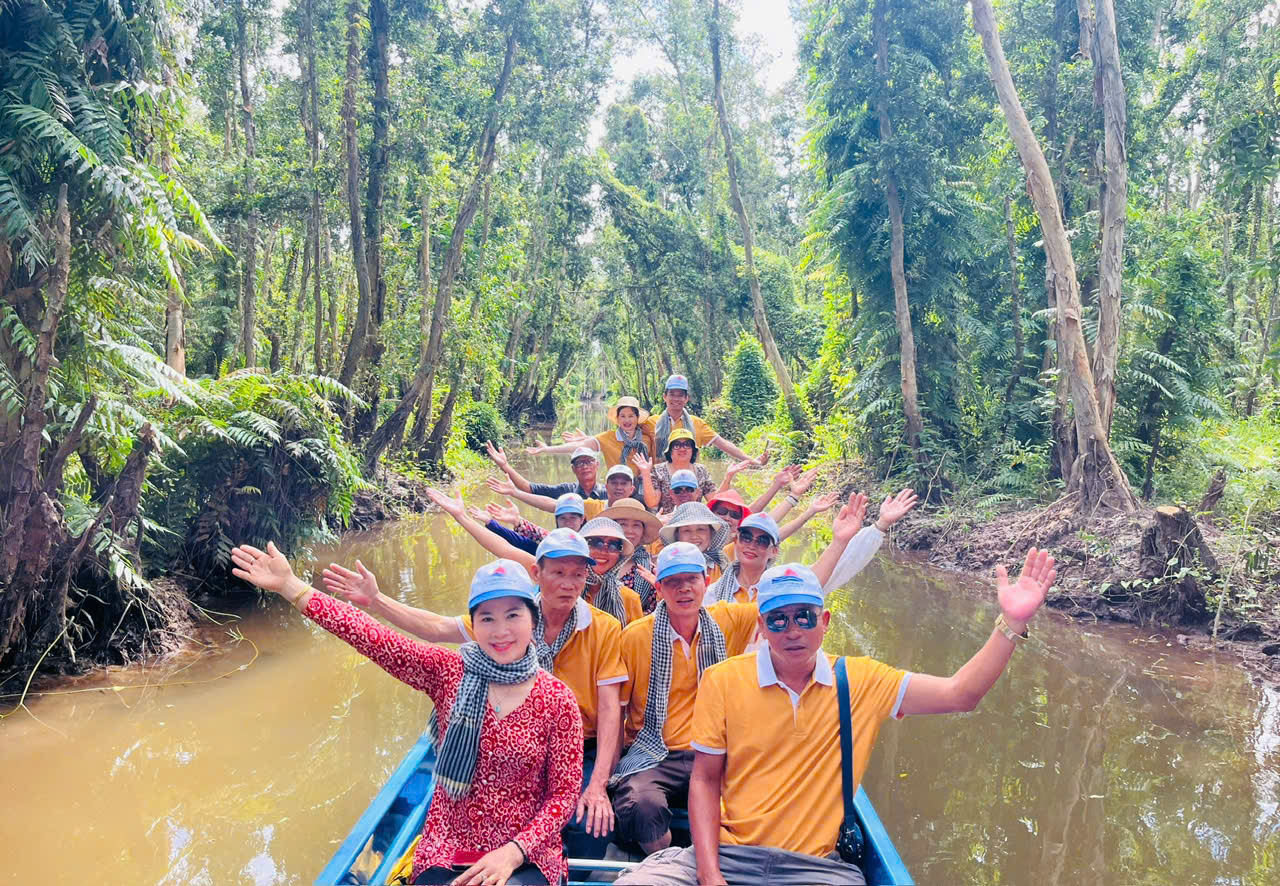 TRẢI NGHIỆM DU LỊCH MIỀN TÂY TỰ TÚC: HÀNH TRÌNH SÔNG NƯỚC MỘC MẠC VÀ ĐẦY MÊ HOẶC