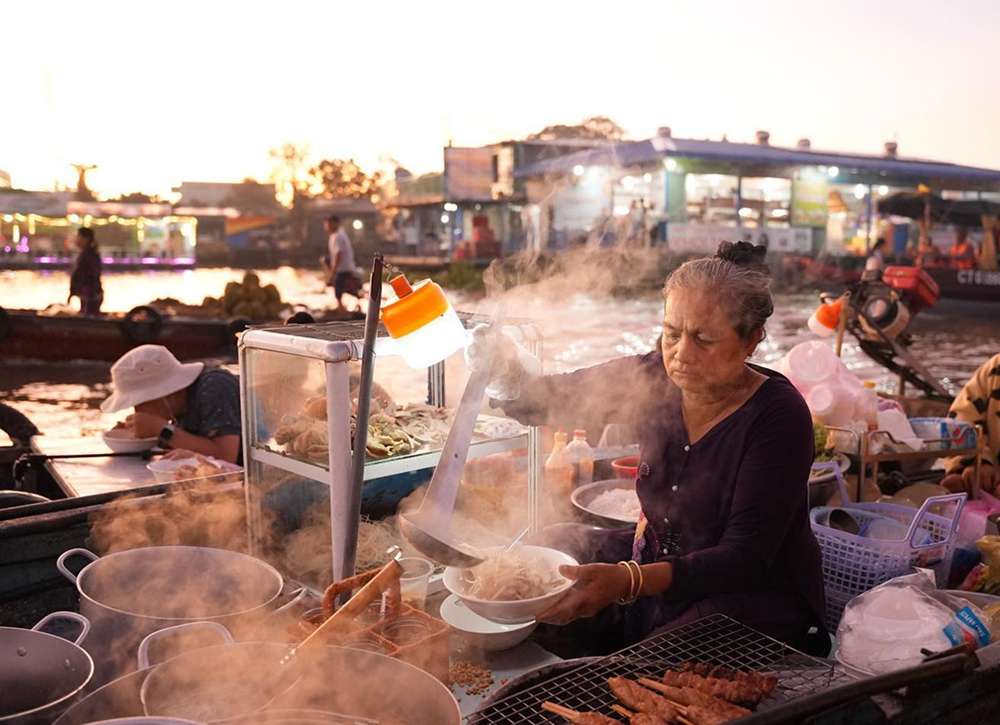 Trải nghiệm mua bán, thưởng thức ẩm thực