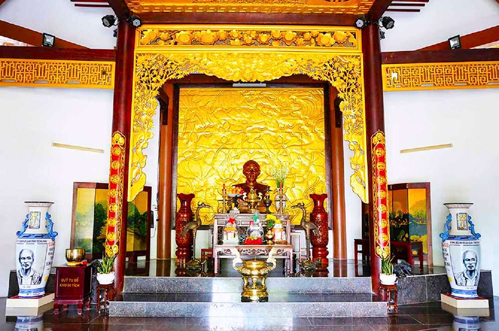 Bàn thờ bên trong Khu di tích mộ cụ Nguyễn Sinh Sắc