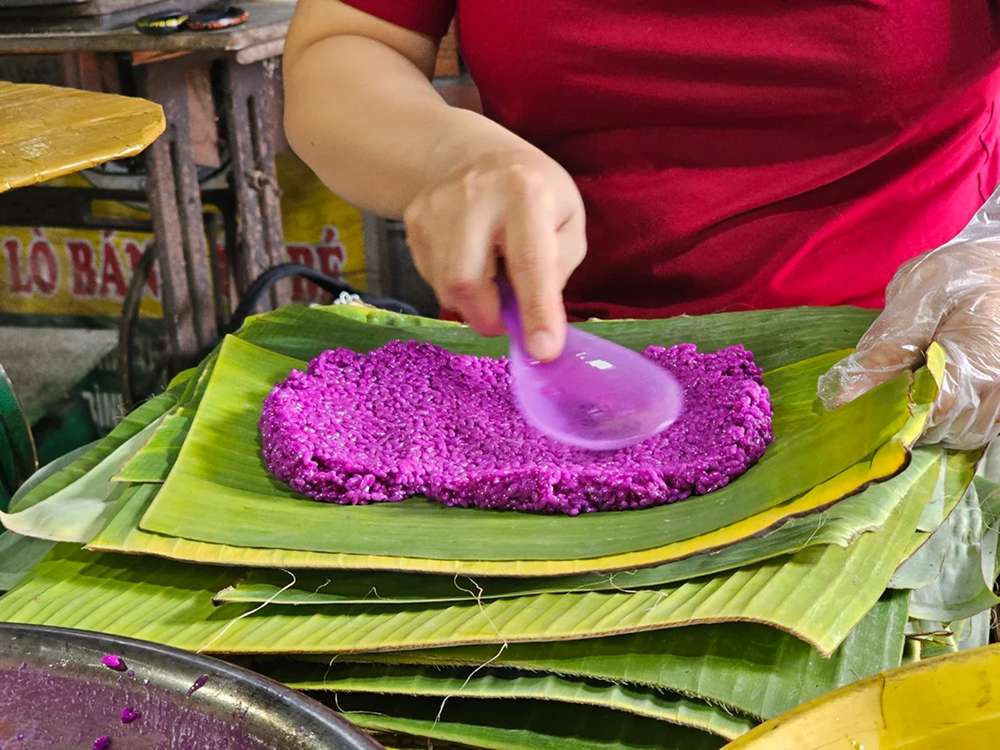 Bánh tét lá cẩm được gói trong lá chuối