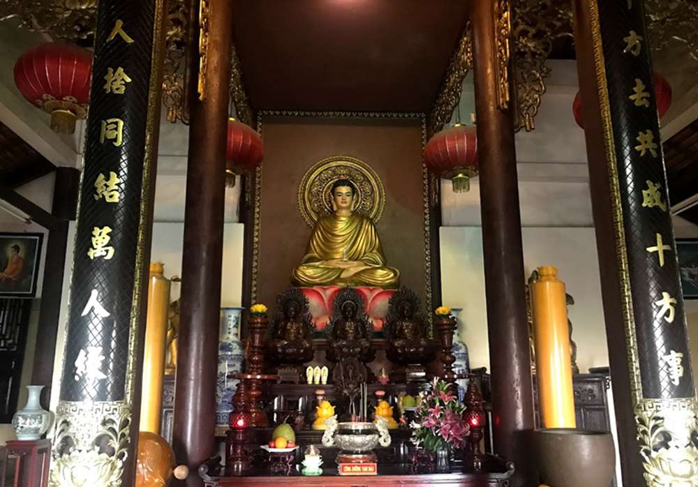 Khu vực bên trong chính điện