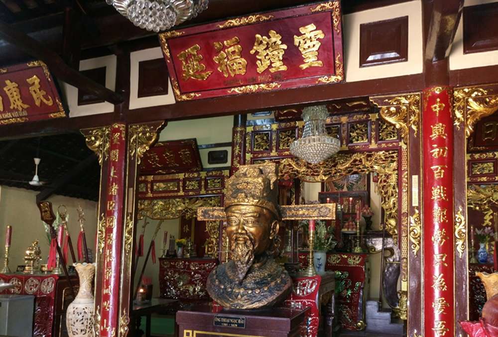 Bên trong đền thờ