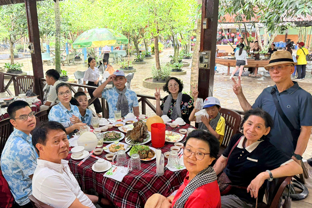 Bữa trưa của đoàn tại khu du lịch sinh thái.