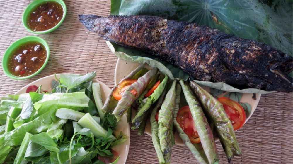 Cá lóc nướng trui cuốn lá sen