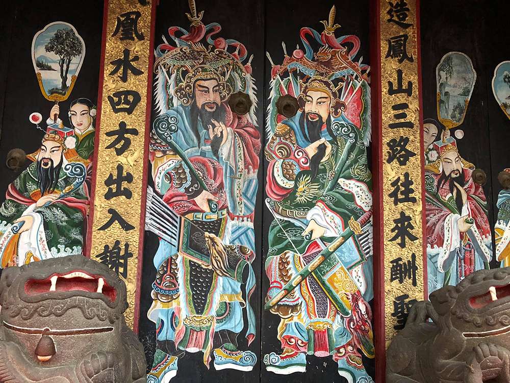 Các bức tranh ấn tượng tại chùa