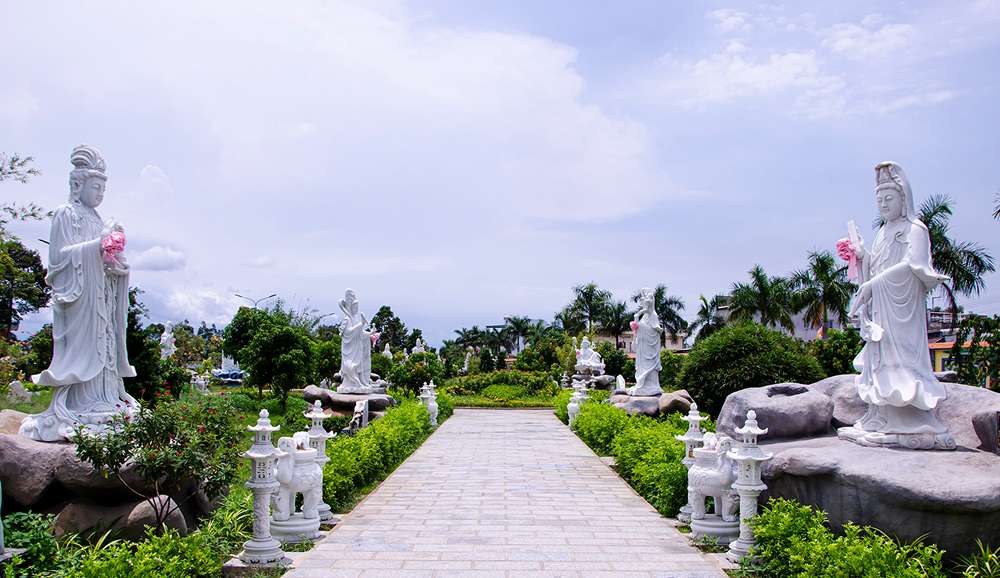 Các bức tượng trong khuôn viên Chùa