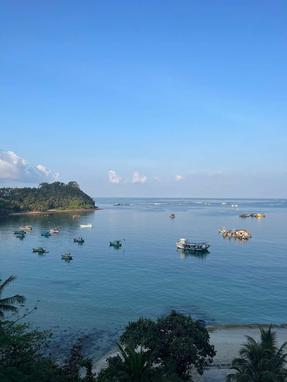 Cảnh biển thơ mộng