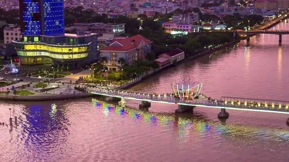 Cầu đi bộ Ninh Kiều lung linh ánh đèn LED về đêm