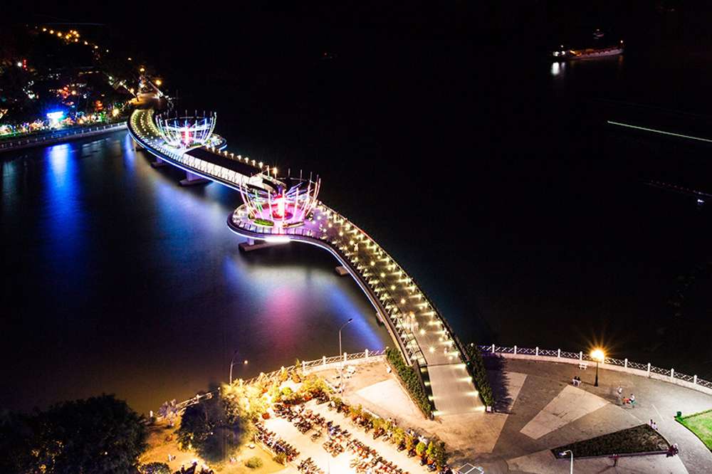 Cầu đi bộ Ninh Kiều