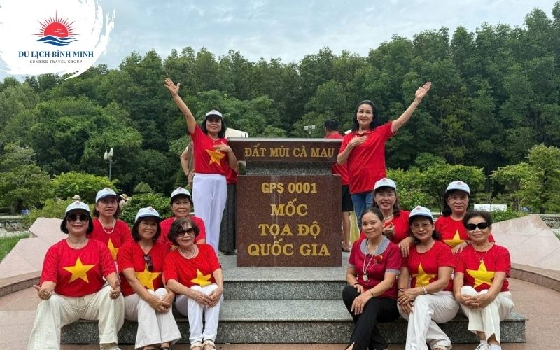 Đoàn khách Du Lịch Bình Minh check-in mốc GPS 0001 Đất Mũi Cà Mau