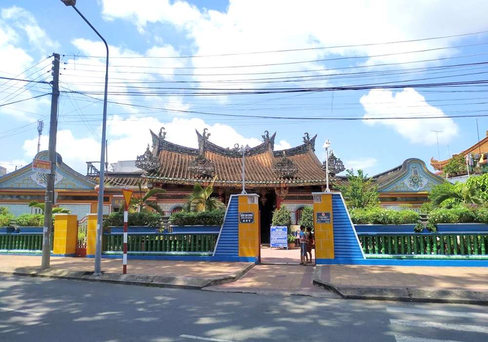 Bên ngoài chùa Kiến An Cung