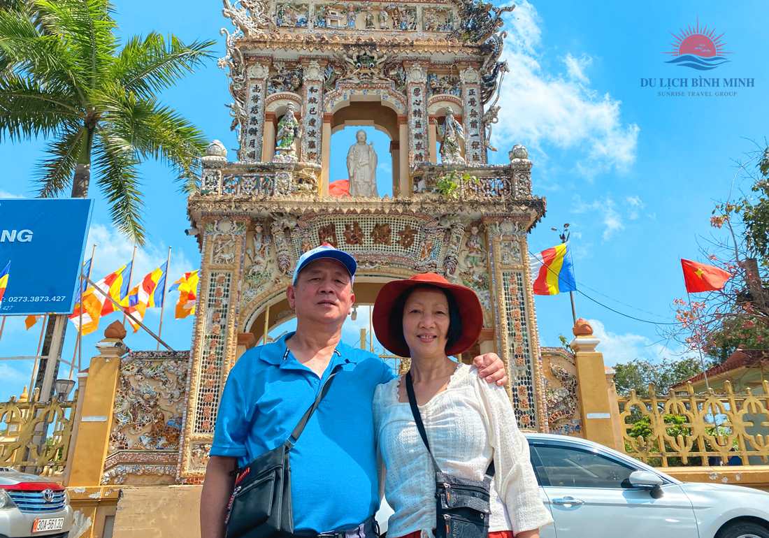 Cổng tam quan chùa Vĩnh Tràng với nghệ thuật đắp sành sứ tinh xảo