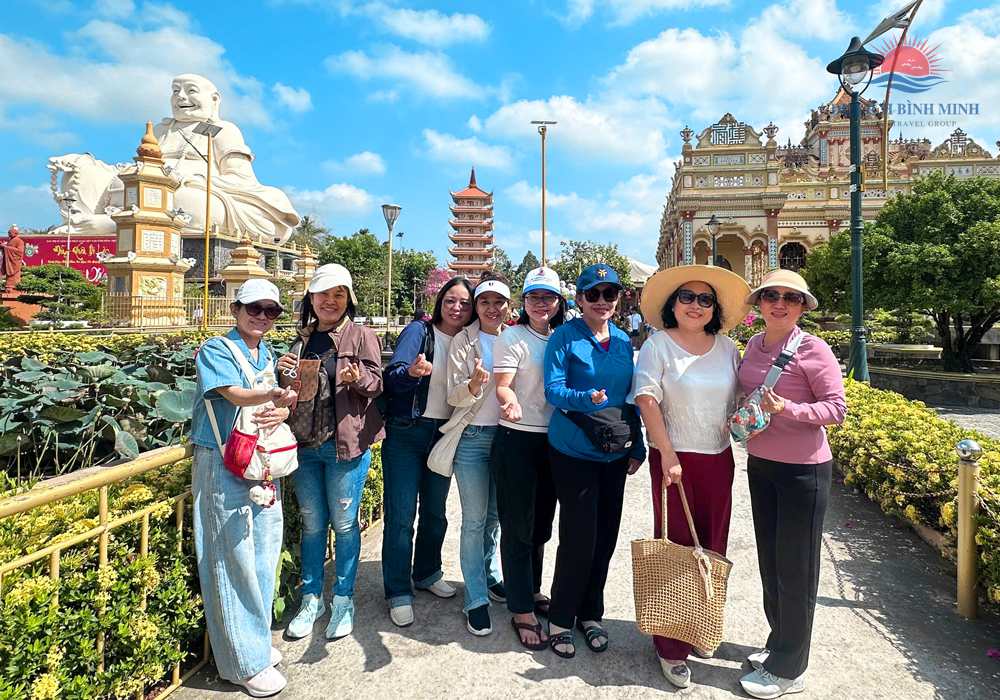 Khuôn viên chùa Vĩnh Tràng: hồ sen, tháp và tượng Phật Di Lặc phía xa