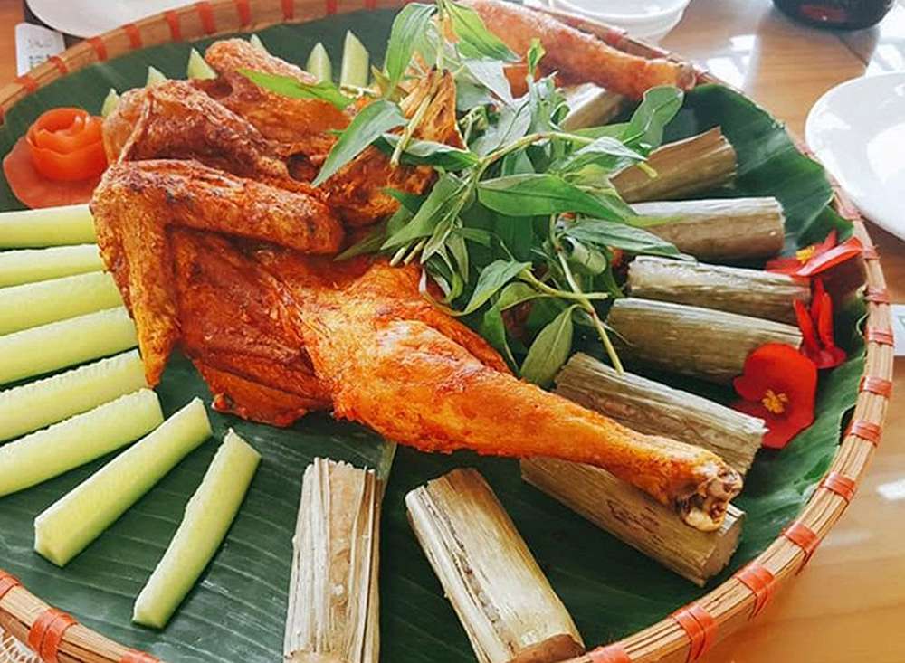 Cơm lam gà nướng lá chúc