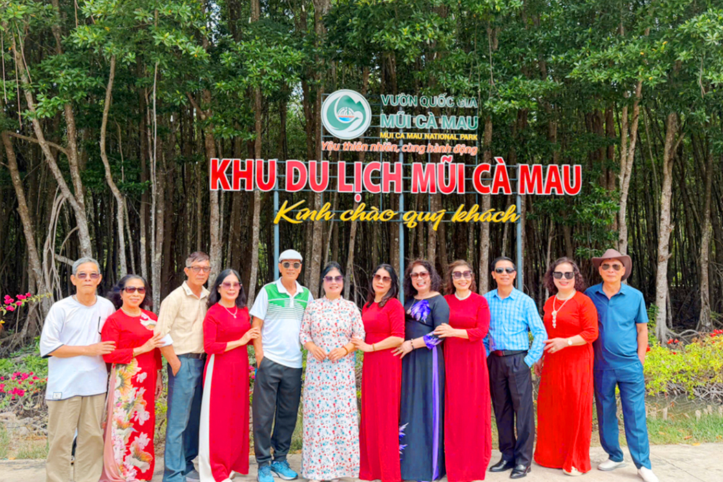 Đoàn khách tại cổng chào Khu du lịch Mũi Cà Mau.