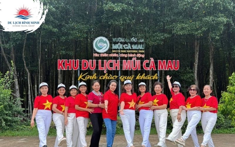 Đoàn khách Du Lịch Bình Minh trước cổng Khu du lịch Mũi Cà Mau