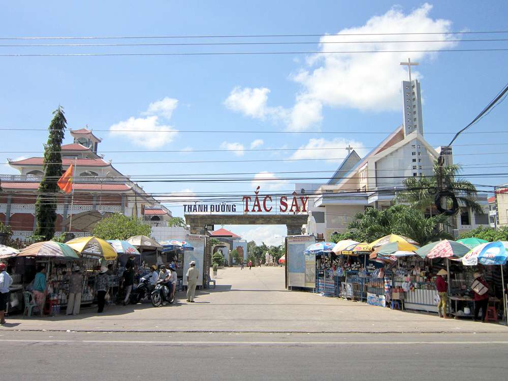 Cổng vào nhà thờ Tắc Sậy