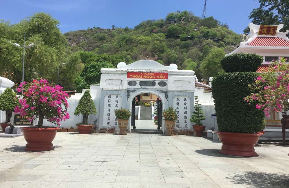 Cửa lăng Thoại Ngọc Hầu