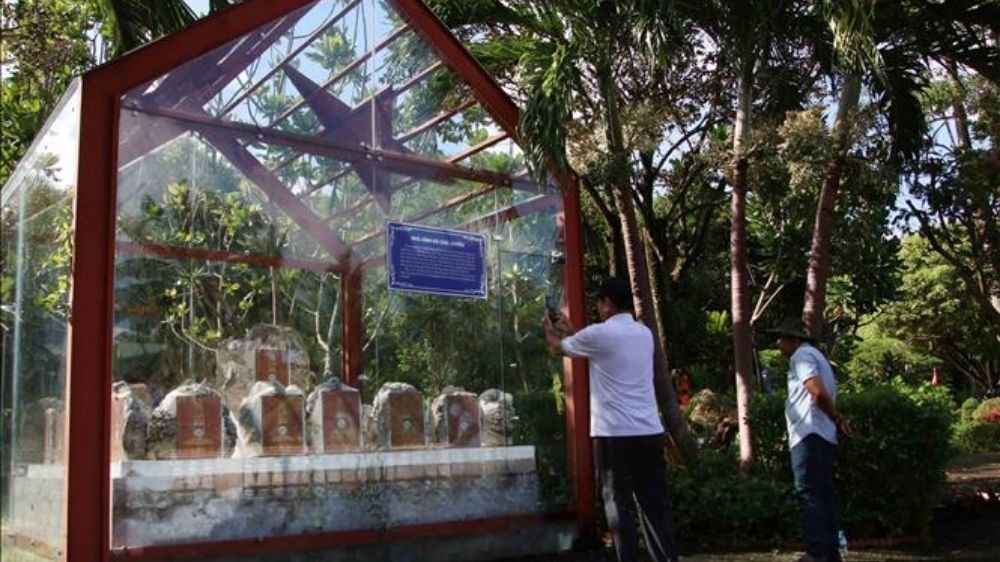 Dâng hương, tưởng niệm tại Khu tưởng niệm Chủ tịch Hồ Chí Minh