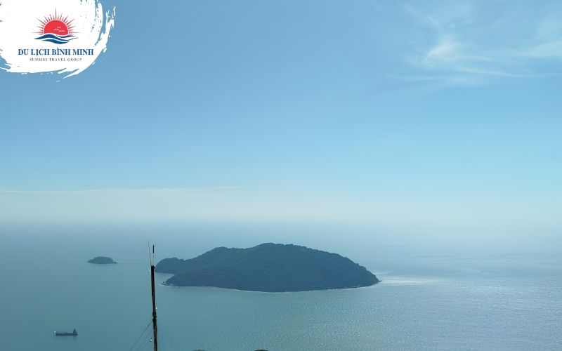 Ảnh hải đăng Hòn Khoai nhìn từ biển