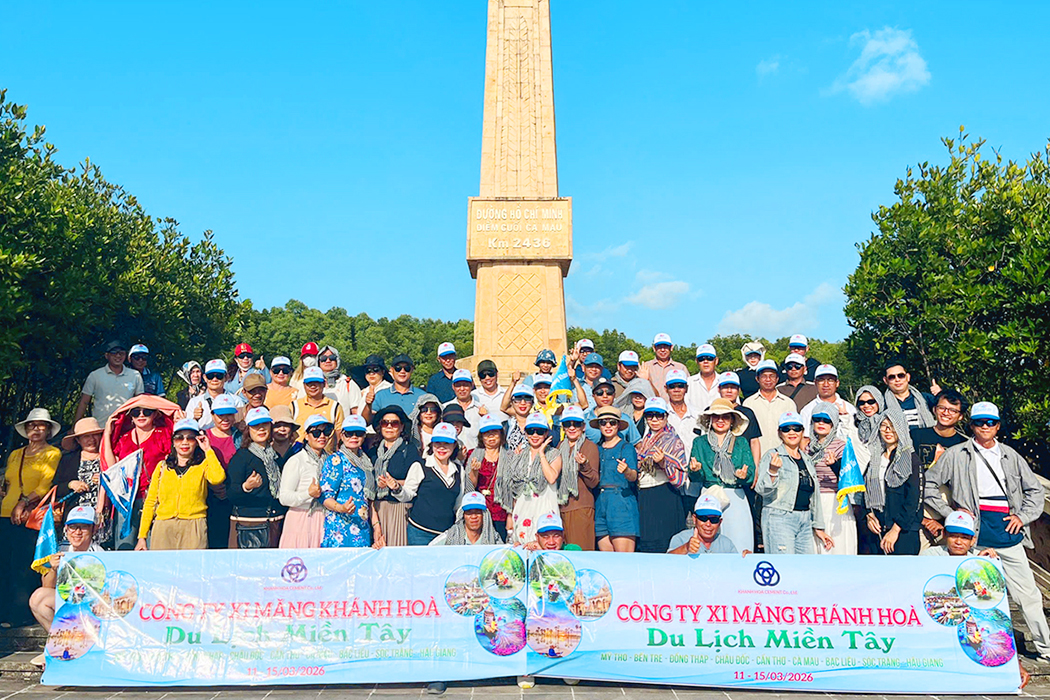 Đoàn khách tham quan khu Đất Mũi Cà Mau.