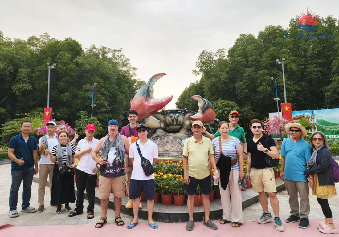 Biểu tượng cua Cà Mau khổng lồ chào đón du khách tại Đất Mũi