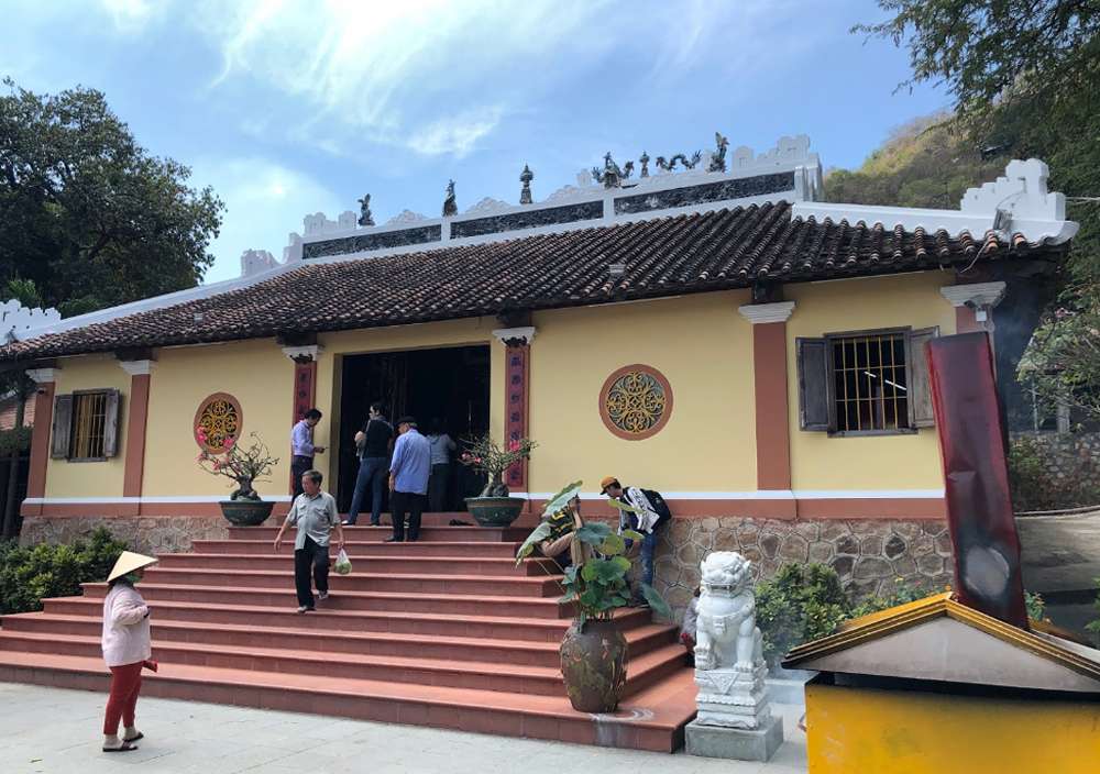 Đền thờ tại Lăng Thoại Ngọc Hầu