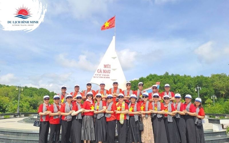 Đoàn khách Du Lịch Bình Minh bên pano Hành trình chạm mốc cực Nam Tổ quốc
