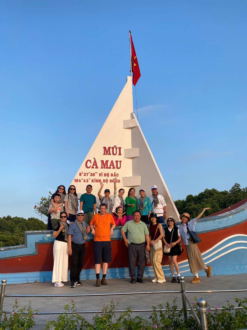 Hình ảnh du khách check-in tại con tàu hướng ra biển Đông