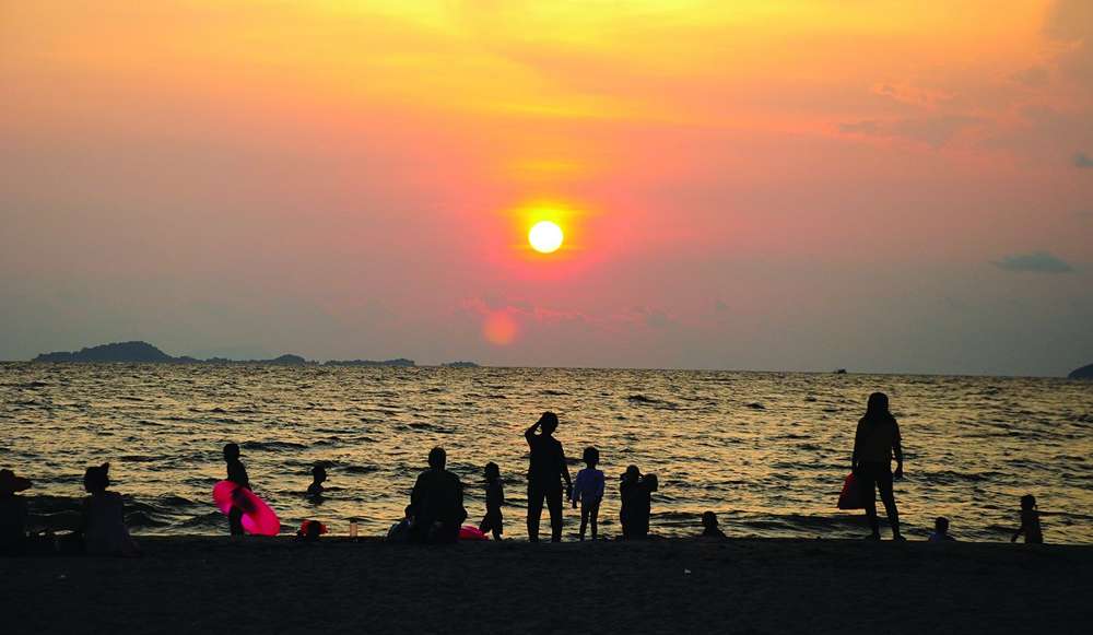 Du khách đón hoàng hôn trên biển