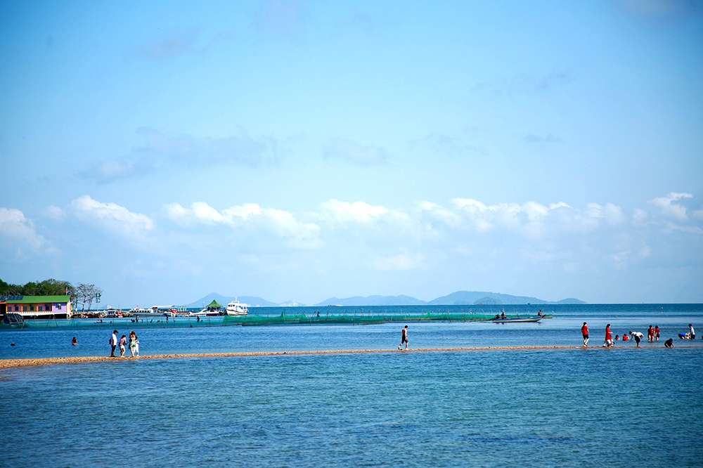 Du khách thích thú với vẻ đẹp tại quần đảo