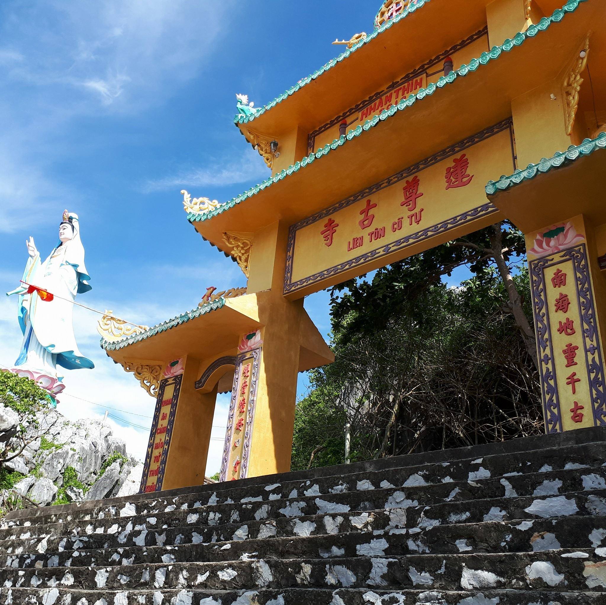 Tượng Phật Bà Quan Âm cao 20m trên đỉnh núi Lầu Chuông, đảo Hòn Nghệ