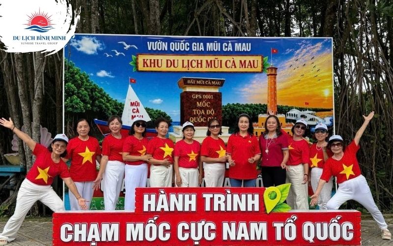 Đoàn khách Du Lịch Bình Minh bên pano Hành trình chạm mốc cực Nam Tổ quốc