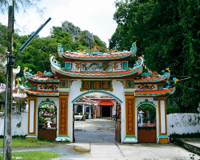Lễ hội Chùa Hang Kiên Lương diễn ra dịp tháng 4 âm lịch