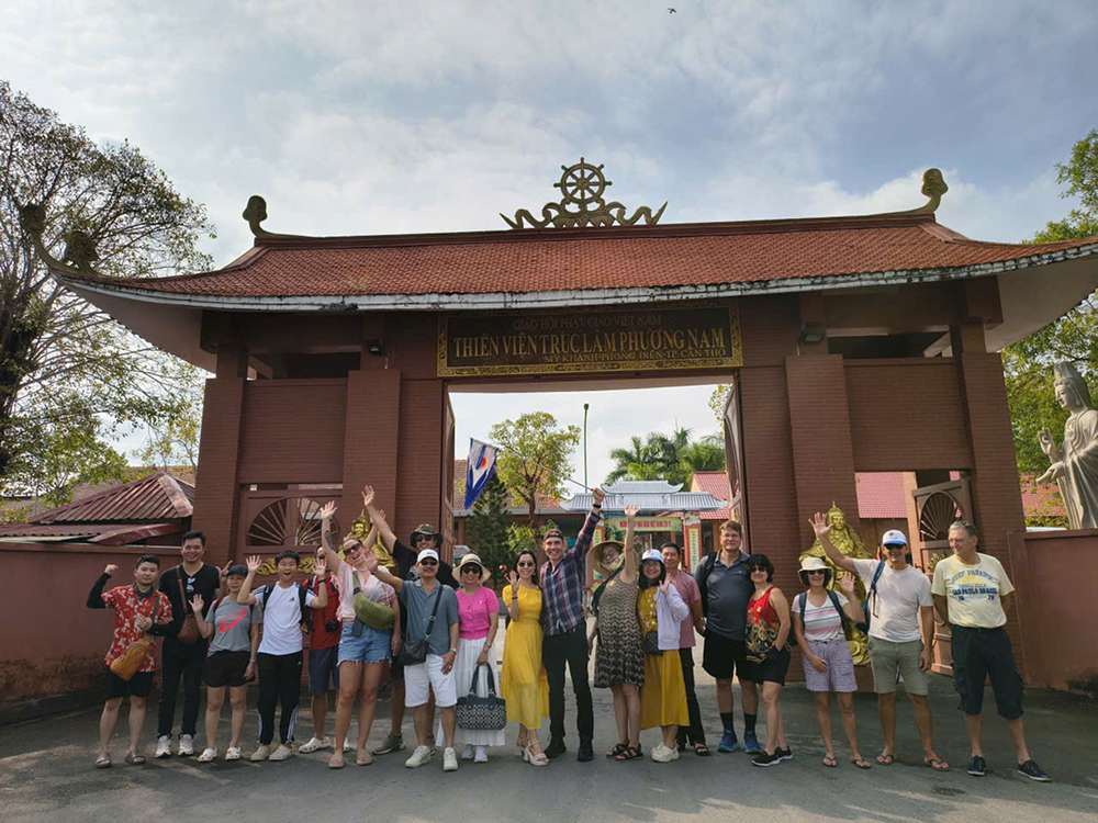 Du khách tham quan Thiền viện Trúc Lâm Phương Nam