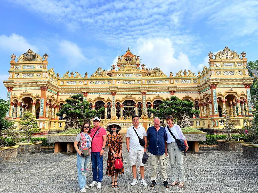 Du khách tham quan chùa Vĩnh Tràng Mỹ Tho