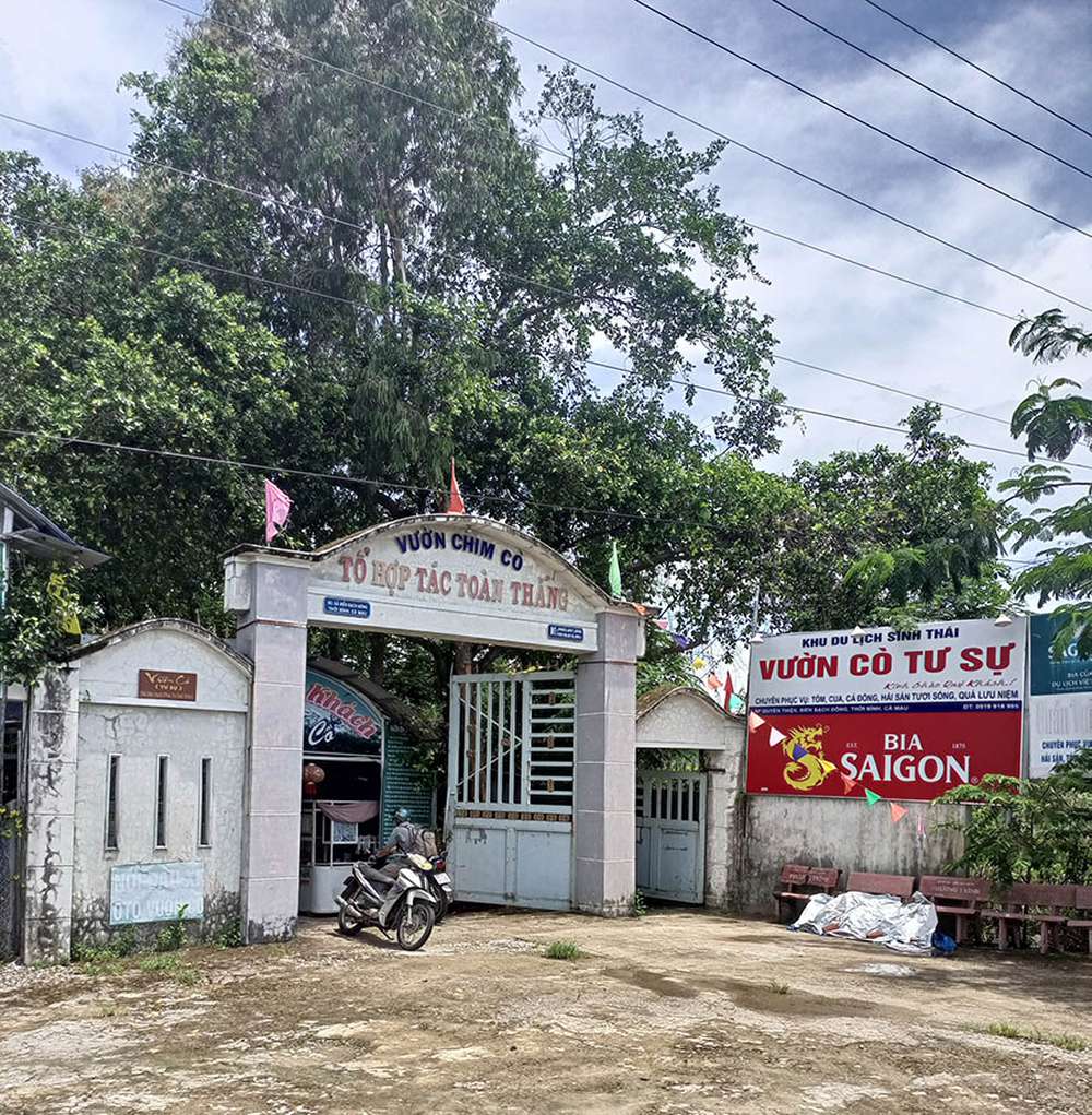 Cổng vào tại vườn cò Tư Sự