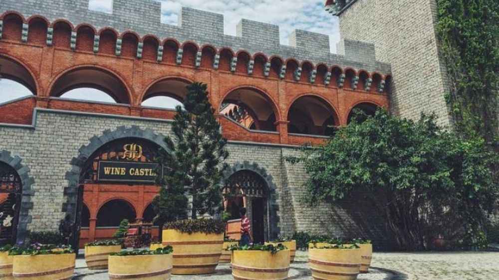 Không gian bên ngoài Lâu đài rượu vang RD